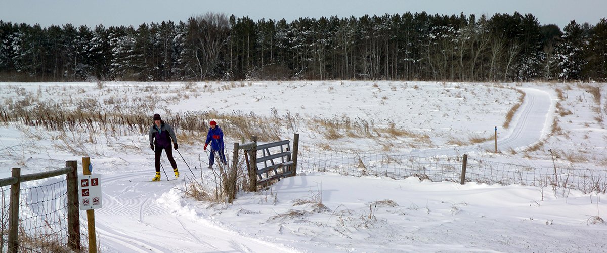 Two people cross country skiing on the Lone Rock Trail